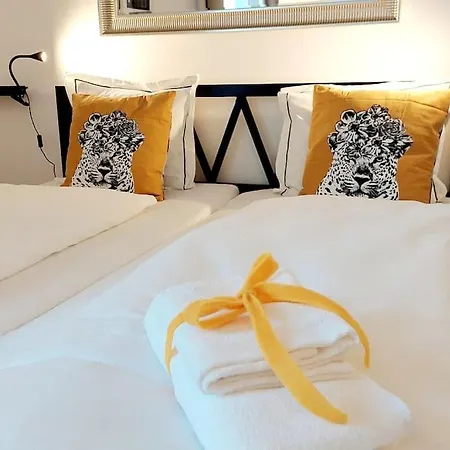 Homelystay - Downtown App Апартаменты *