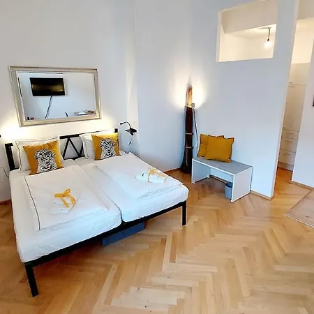 Homelystay - Downtown App Апартаменты *