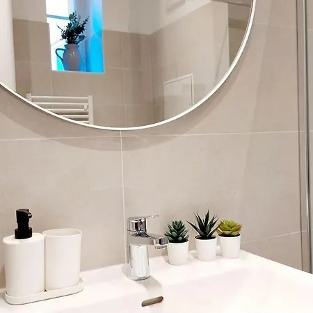 Homelystay - Downtown App Апартаменты *
